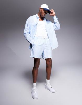 ASOS DESIGN – Badeshorts in mittlerer Länge mit Streifen in Weiß und Blau und Aufnäher, Kombiteil - view 1