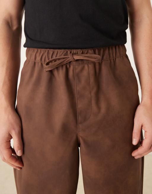 ASOS DESIGN - Baggy broek van imitatiesuède met elastische taille in bruin, 4 van 5