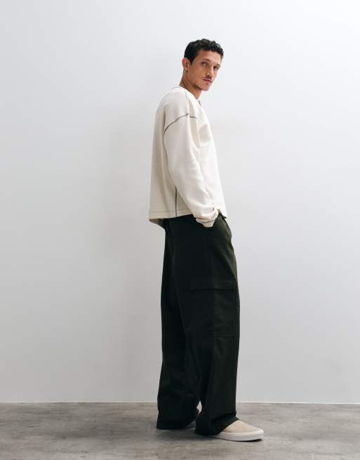 ASOS DESIGN baggy cargobyxor i mörk färg, 2 av 5