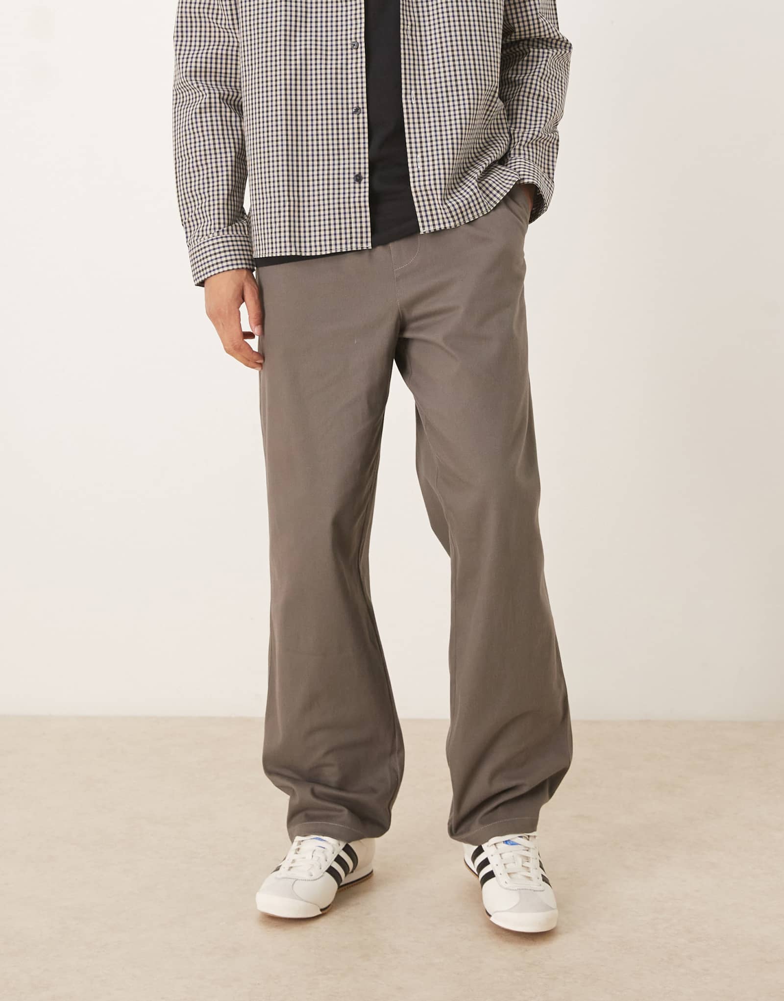 Дизайнерские мешковатые брюки из искусственной замши ASOS серого цвета