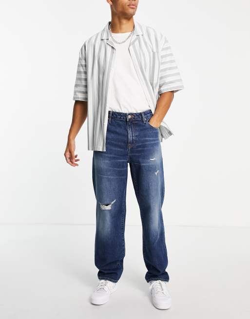 ASOS DESIGN – Baggy-Jeans in dunkler Waschung mit Abnutzungen 