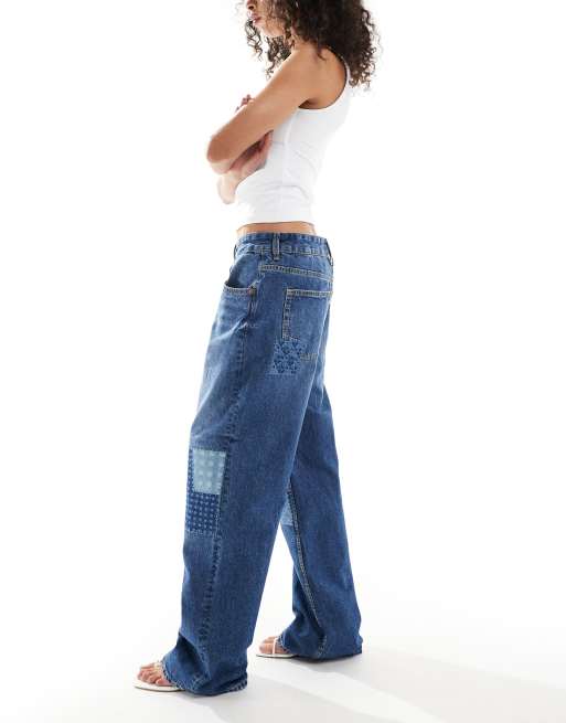 ASOS DESIGN - Baggy jeans met lage taille in donkerblauw met gebloemd patchwork-detail , 2 van 5