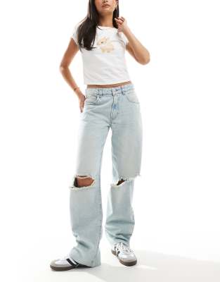 baggy jeans with rips in light wash-Blue