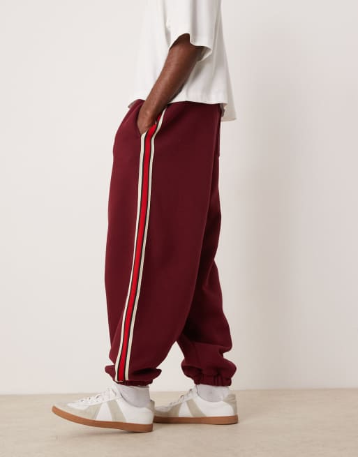 ASOS DESIGN - Baggy joggingbroek met ballonpijpen en bies in bordeauxrood