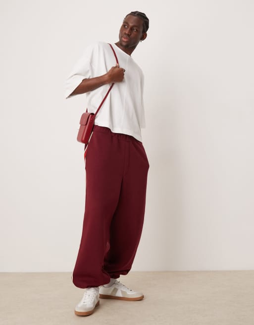 ASOS DESIGN - Baggy joggingbroek met ballonpijpen en bies in bordeauxrood, 2 van 5