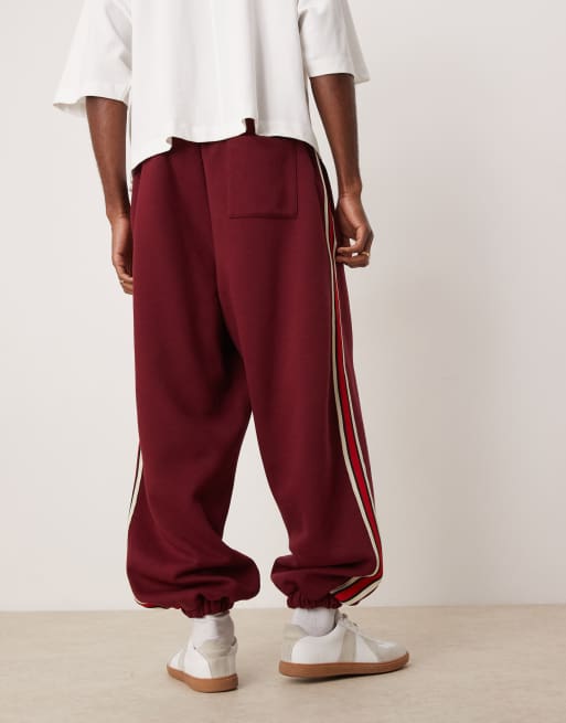 ASOS DESIGN - Baggy joggingbroek met ballonpijpen en bies in bordeauxrood, 3 van 5