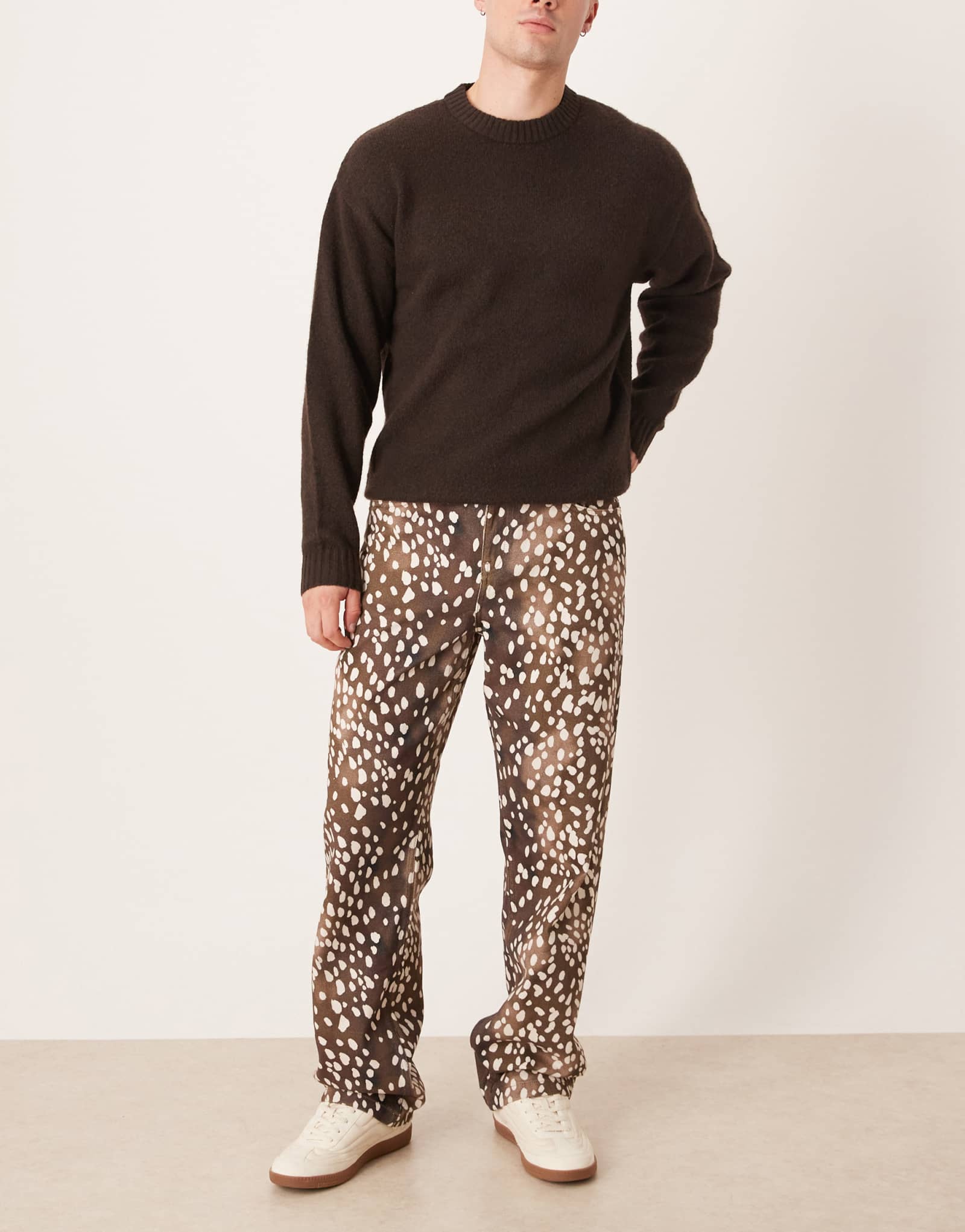 Дизайнерские мешковатые брюки ASOS коричневого цвета с принтом оленя