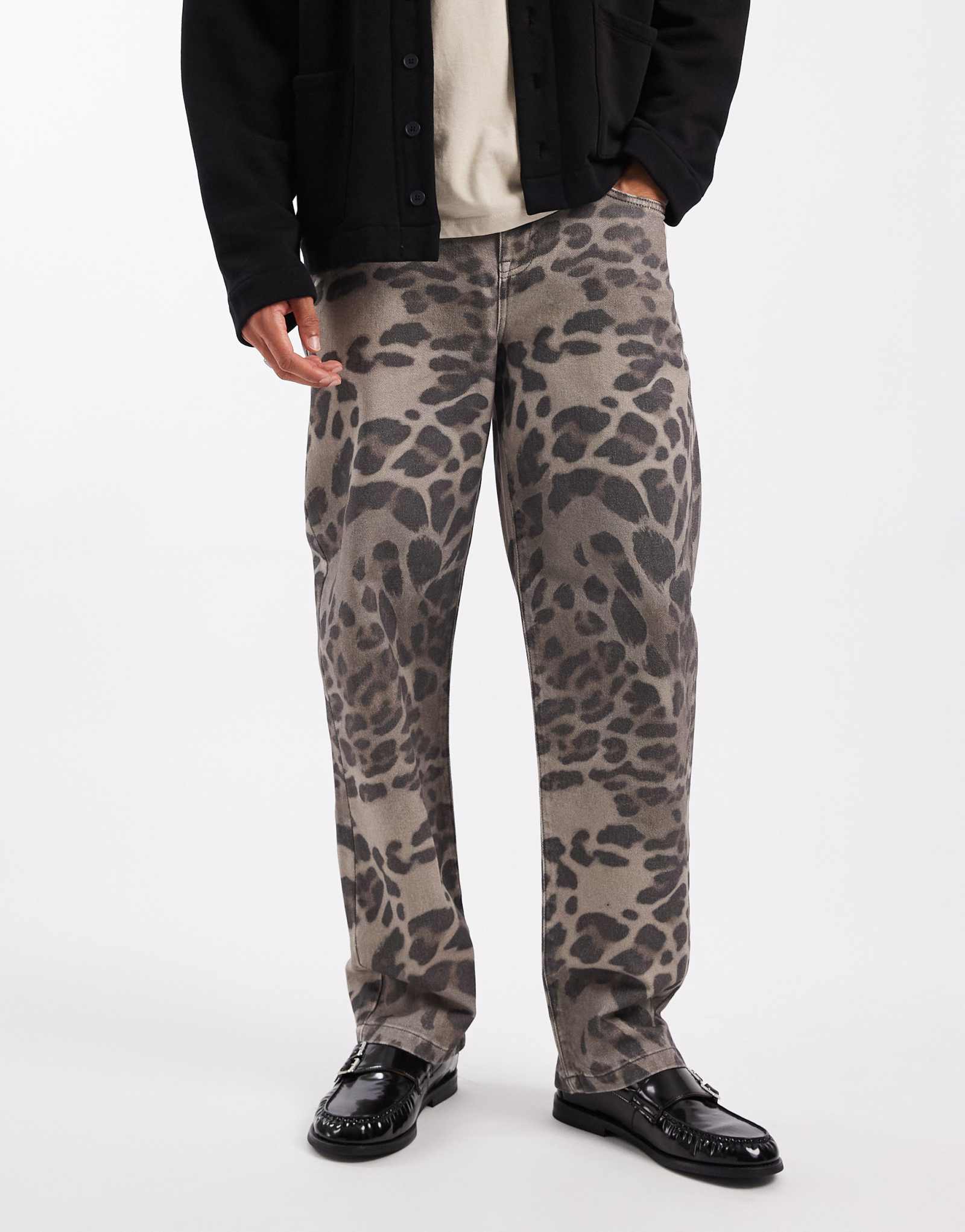 Дизайнерские мешковатые брюки ASOS с принтом снежного барса