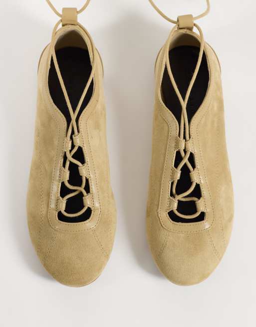 ASOS DESIGN baleriny sznurowane z imitacji zamszu w kolorze piaskowym, 2 z 4