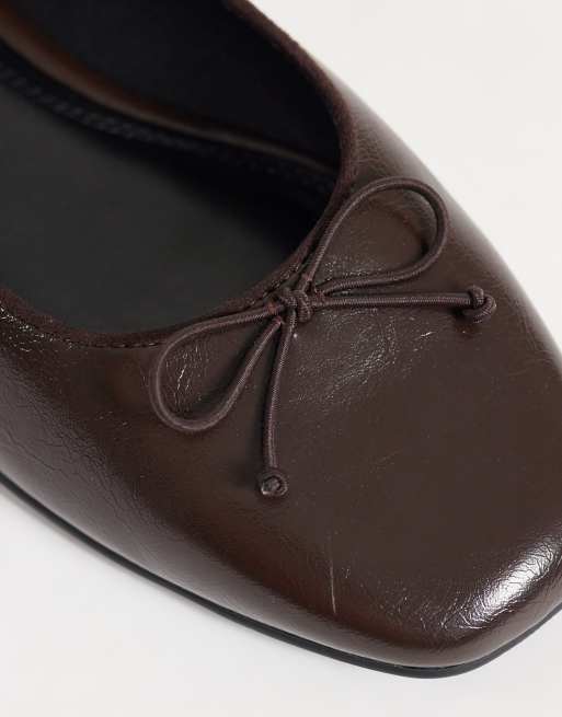 ASOS DESIGN ballerine con fiocco e motivo leone color cioccolato, 3 di 4