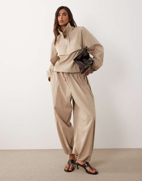 ASOS DESIGN – Ballon-Jacke aus Funktionsmaterial in Steinbeige mit Stehkragen, Kombiteil - view 1
