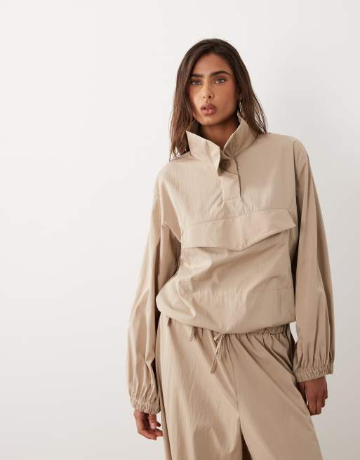 ASOS DESIGN – Ballon-Jacke aus Funktionsmaterial in Steinbeige mit Stehkragen, Kombiteil, 3 von 4