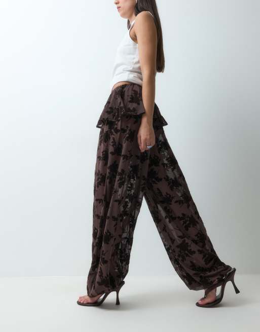 ASOS DESIGN ballongbyxor i flockad mesh med peplummidja i brunt, 4 av 5
