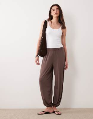 ASOS DESIGN - Ballonhose aus leichtem Jersey in Schokobraun-Brown