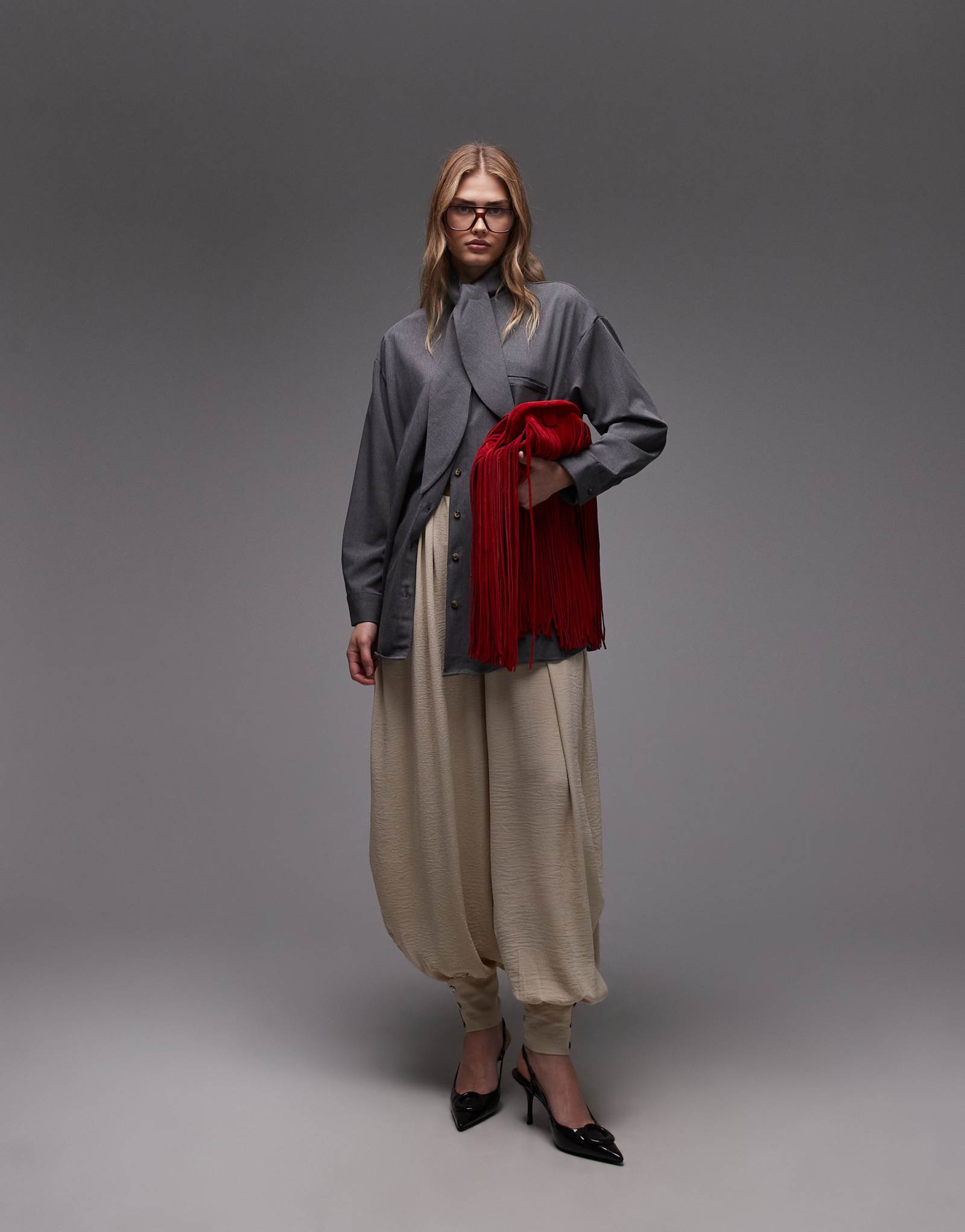 Дизайнерские брюки-баллоны ASOS с манжетами песочного цвета