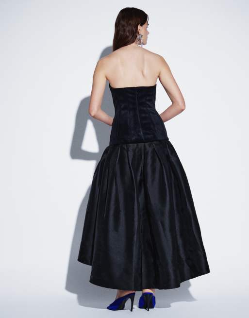 ASOS DESIGN bandeau-maxiklänning i bonded velvet med vid satinkjol i svart, 3 av 4