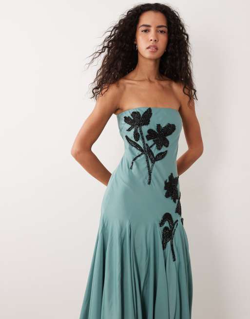 ASOS DESIGN bandeau-midaxi-klänning med vid fåll och placerat blommönster, utsmyckad, i blått, 3 av 4