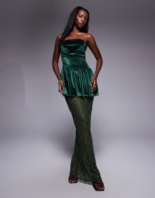 ASOS DESIGN - Bandeau-Midikleid in Grün aus Samt mit Schößchen und Spitzenrock
