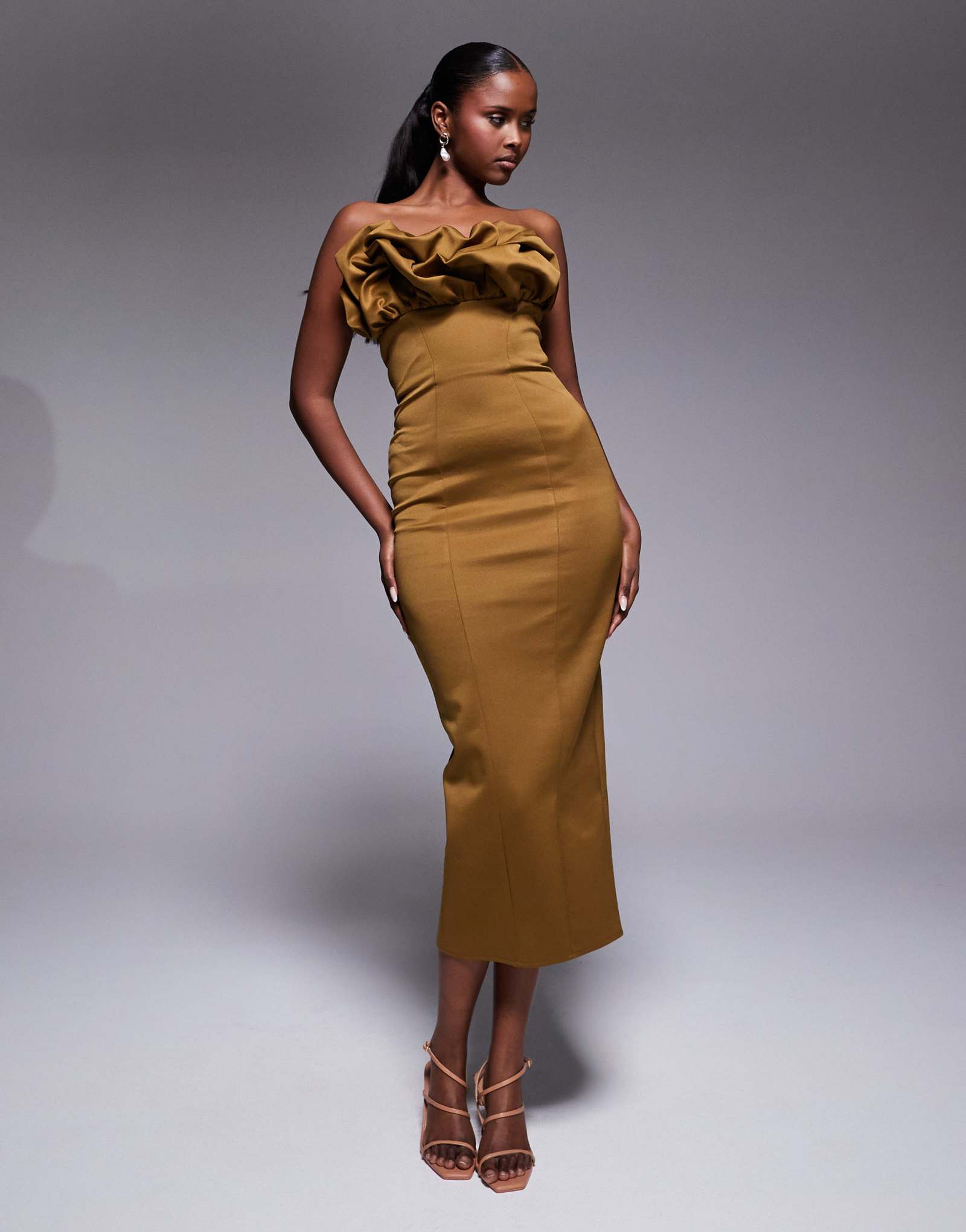 ДИЗАЙНЕРСКОЕ платье миди-бандо ASOS DESIGN с оборками на лифе оливкового цвета