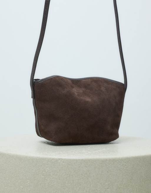 ASOS DESIGN - Bandolera pequeña marrón chocolate con solapa en la parte superior de ante, 2 de 5