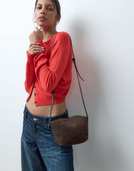 ASOS DESIGN - Bandolera pequeña marrón chocolate con solapa en la parte superior de ante, 4 de 5
