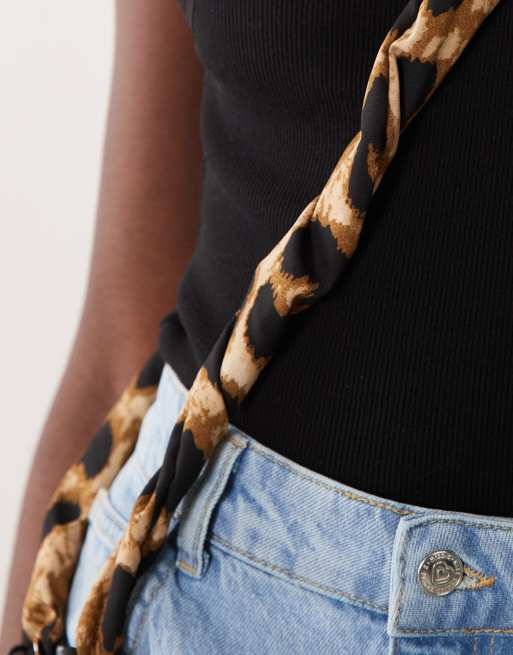 ASOS DESIGN - Bandoulière de téléphone froncée à imprimé animal, 2 de 3