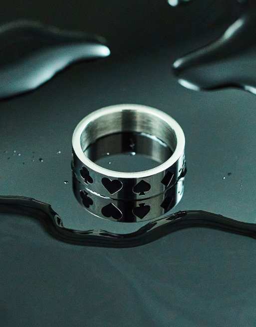 ASOS DESIGN - Båndring i rustfrit stål i sølvfarvet med sorte spillekortsymboler 