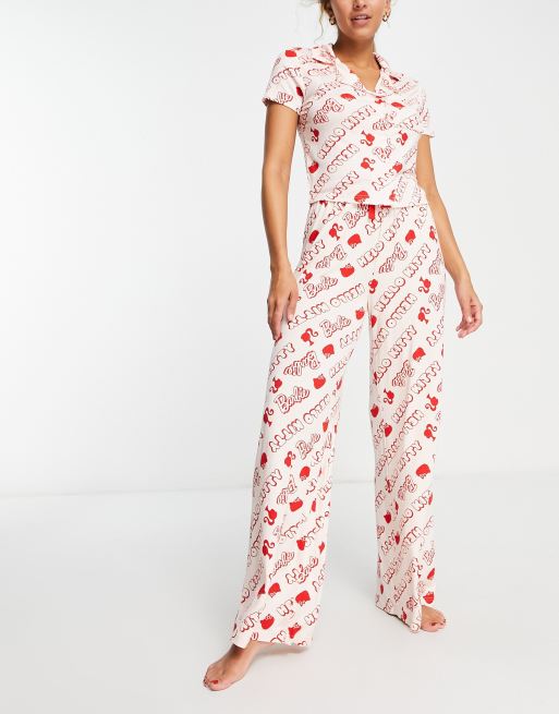 ASOS DESIGN Petite - Barbie x Hello Kitty - Pigiama in viscosa con camicia  e pantaloni rosa