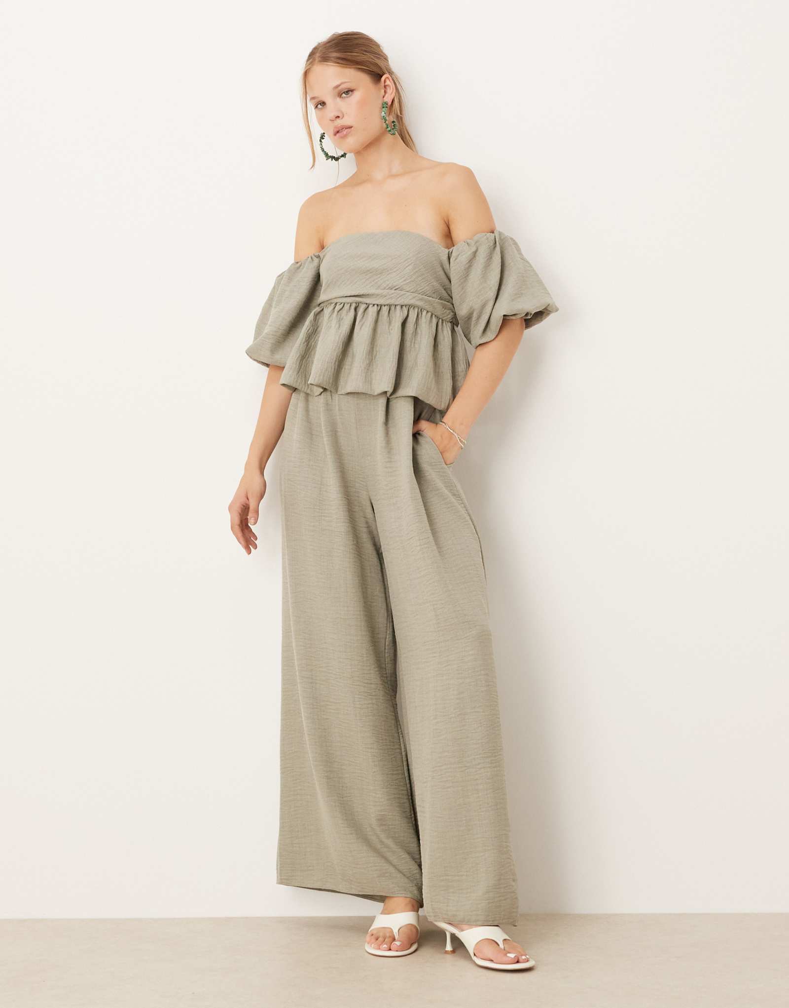 Комбинезон с баской и пышными рукавами от ASOS DESIGN bardot extreme цвета хаки