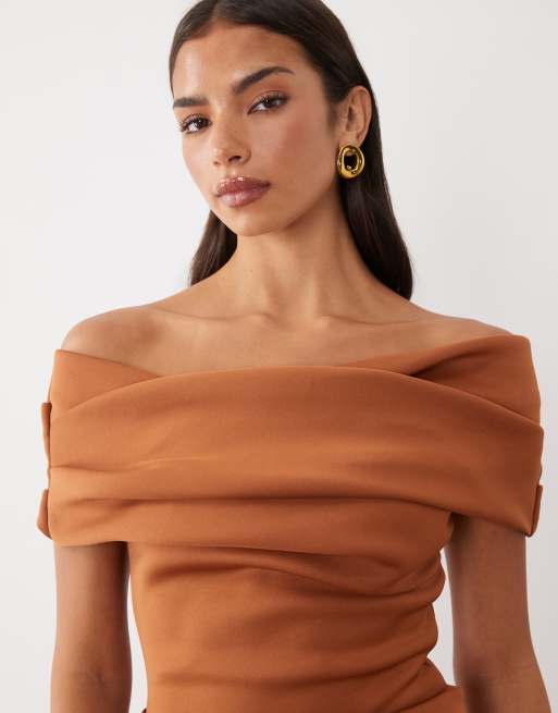 ASOS DESIGN bardot midi-jurk met split in bruin scuba-achtige stof, 3 van 4