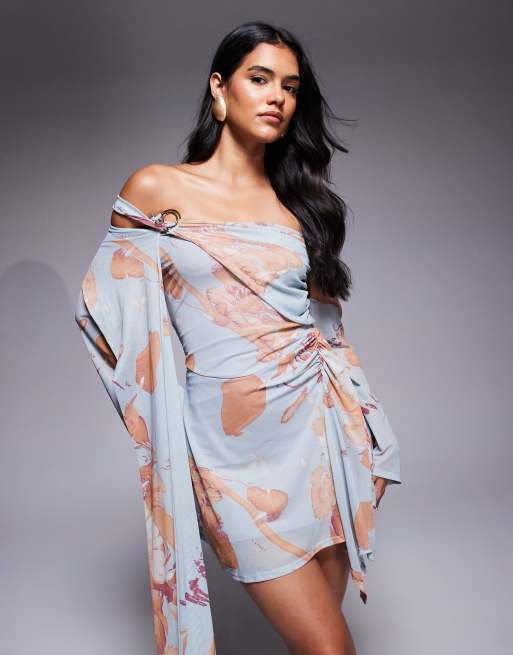 ASOS DESIGN – Bardot-Minikleid in Blau geblümt mit Engelsärmeln und Bindedetail am Saum, 4 von 4