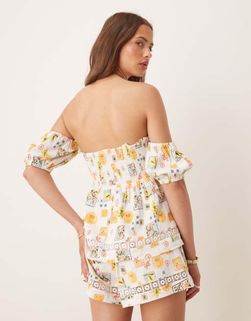 ASOS DESIGN - Bardottop met gesmokte details in ansichtkaartprint, 3 van 4