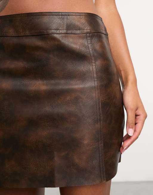 ASOS DESIGN – Bardzo krótka spódnica mini z imitacji skóry w spranym brązowym kolorze, 4 z 4