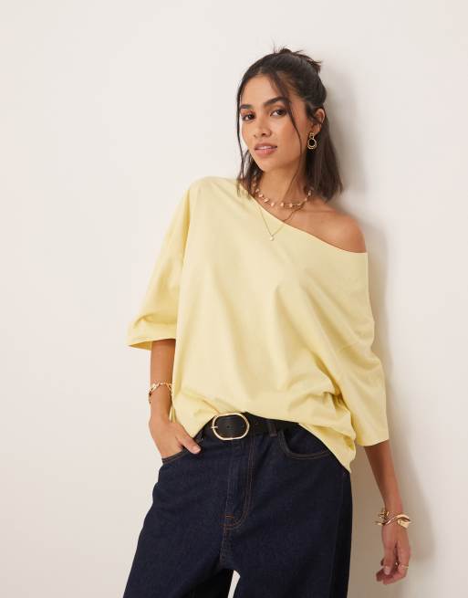 ASOS DESIGN – Bardzo luźny T-shirt oversize z odsłoniętym ramieniem w kolorze maślanym