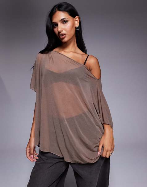 ASOS DESIGN – Bardzo luźny top w stylu peleryny z prześwitującej siateczki w kolorze mokki z odsłoniętym ramieniem - view 1