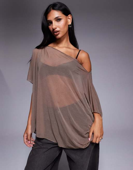 ASOS DESIGN – Bardzo luźny top w stylu peleryny z prześwitującej siateczki w kolorze mokki z odsłoniętym ramieniem