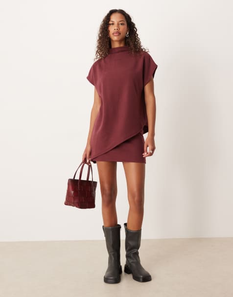 ASOS DESIGN – Bardzo miękka bordowa dwuwarstwowa sukienka mini bez rękawów z pelerynką - view 1