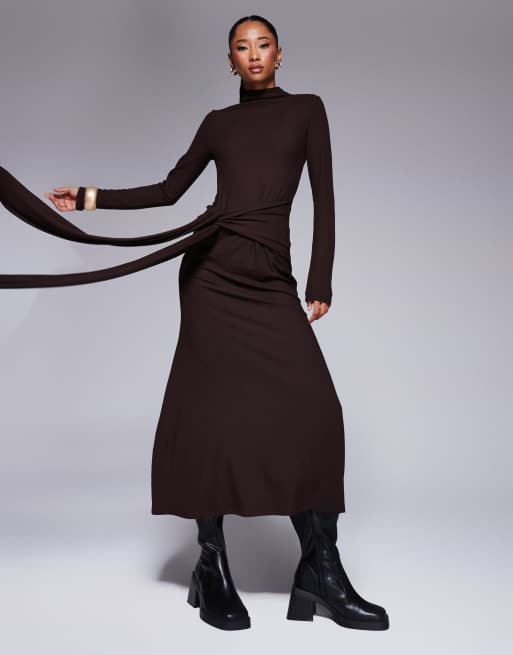 ASOS DESIGN – Bardzo miękka prążkowana sukienka midi z wiązaniem z przodu w czekoladowym kolorze