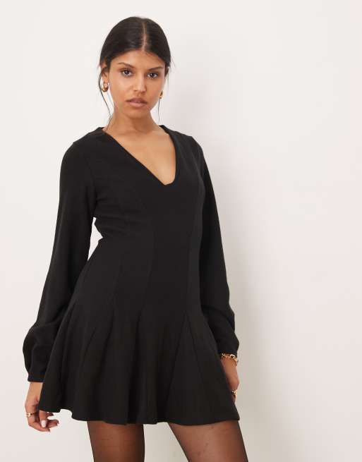 ASOS DESIGN – Bardzo miękka rozkloszowana czarna sukienka mini z dekoltem w kształcie litery V