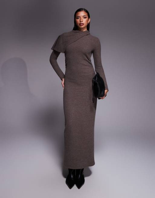 ASOS DESIGN – Bardzo miękka sukienka midi z długimi rękawami i wywiniętą peleryną w kolorze czekoladowym