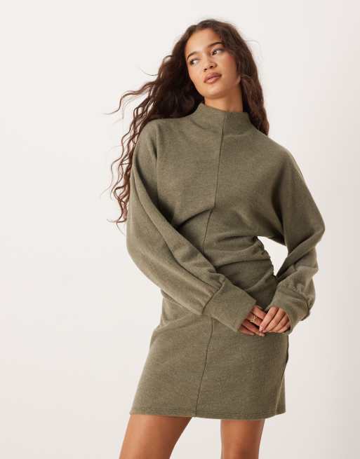 ASOS DESIGN – Bardzo miękka sukienka mini z golfem, nietoperzowymi rękawami i marszczeniem z boku w kolorze khaki