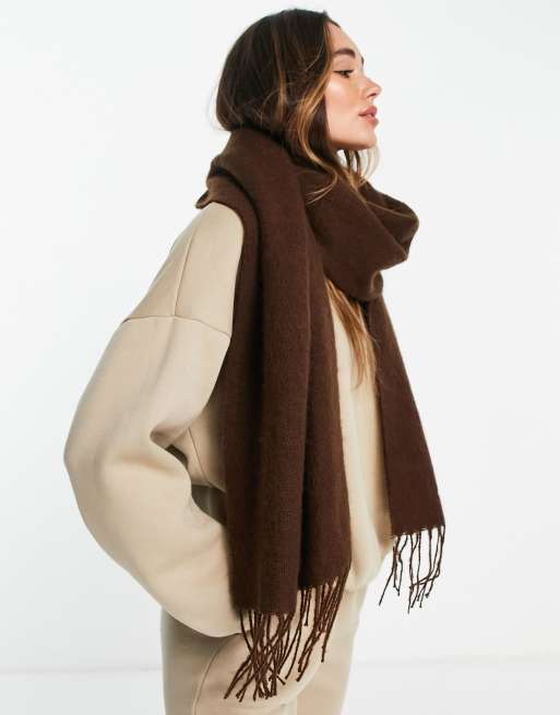 ASOS DESIGN – Bardzo miękki, ciemnobrązowy szal z frędzlami, 2 z 4