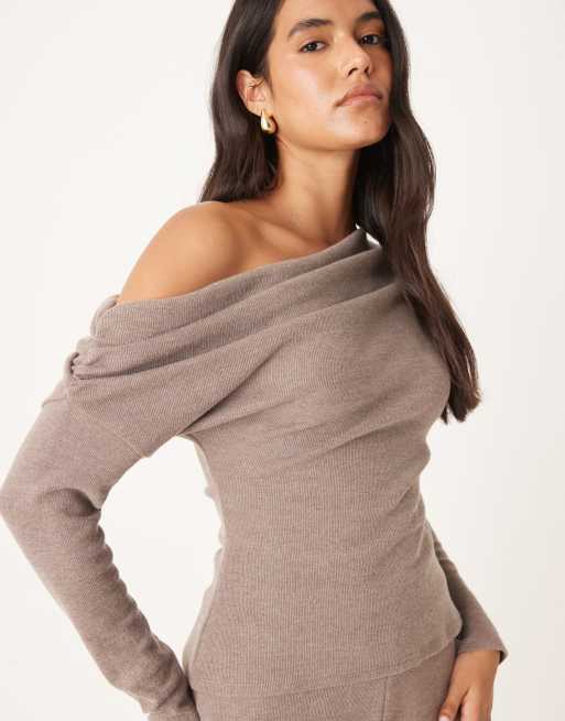 ASOS DESIGN – Bardzo miękki kawowy top z długimi rękawami i odsłoniętym ramieniem z marszczeniem, część zestawu
