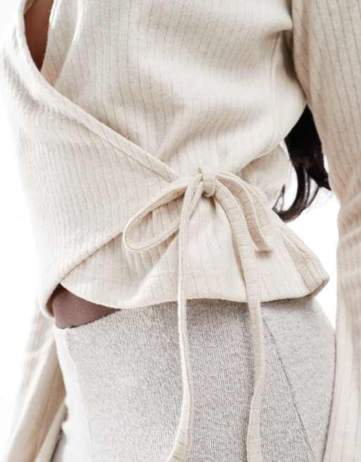 ASOS DESIGN – Bardzo miękki kopertowy kardigan w kremowym kolorze, 2 z 4