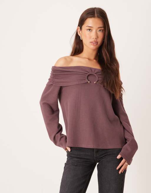 ASOS DESIGN – Bardzo miękki sweter z odkrytymi ramionami i metalowym detalem, w kolorze zgaszonej śliwki