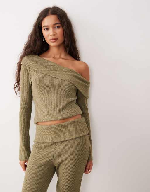 ASOS DESIGN – Bardzo miękki szczotkowany top prążkowany z długimi rękawami i odkrytym ramieniem w kolorze khaki