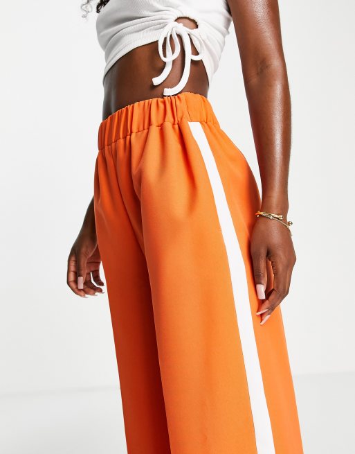 ASOS DESIGN – Bärnstensfärgade, figursydda byxor med resårmidja och eflfenbensvita sidoränder, 3 av 4