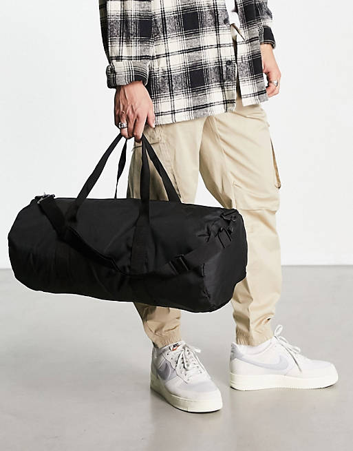 Men barrel gym bag in black nylon with contrast puller 