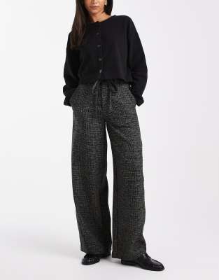 ASOS DESIGN - Barrel-Hose mit Nahtdetail und strukturiertem Karomuster in Schwarz/Weiß-Bunt