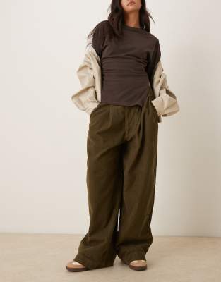 ASOS DESIGN - Barrel-Jeans aus Cord in Khaki mit Bundfalten-Grün